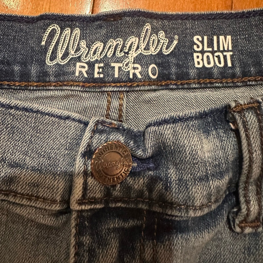 Wrangler Light Blue Denim Jeans with Brown Leather Patch. Size 32x34